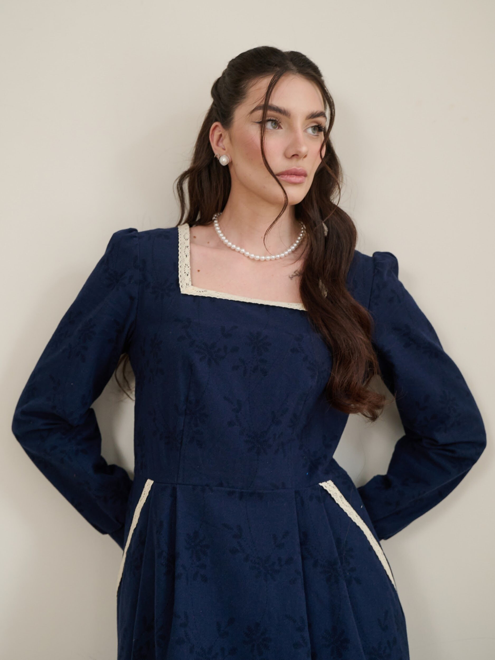 Платье с квадратным вырезом