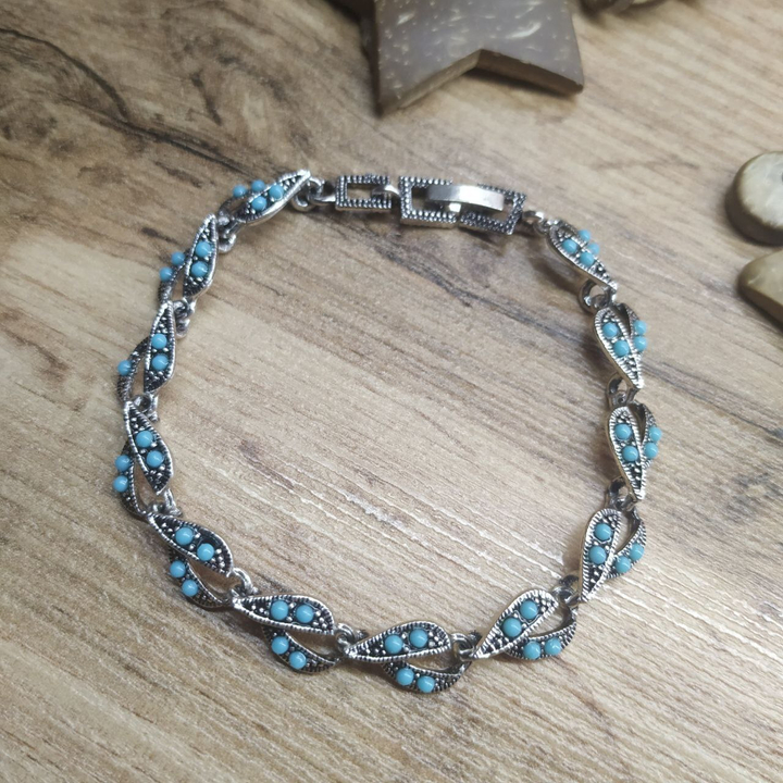 Браслет Vogue Воротничок бусинки голубые металл серебристый на красном бархате