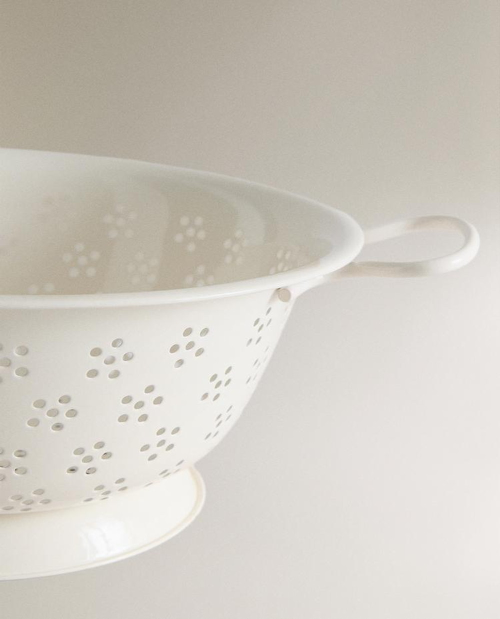 ZARA HOME ДУРШЛАГ С ЦВЕТОЧНЫМ УЗОРОМ, КРЕМОВЫЙ