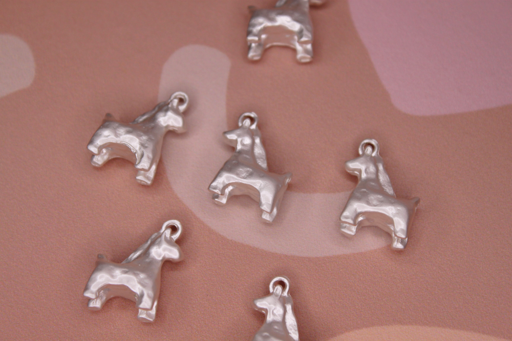 Подвеска лошадь матовая под серебро 15х20х7 мм
