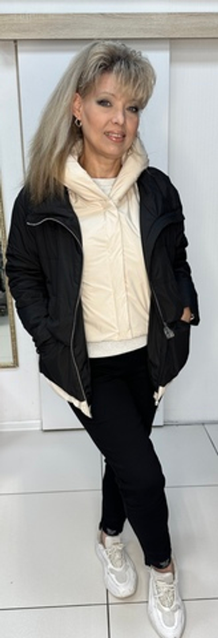 Черная комбинированная куртка с бежевым принтом