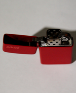 Зажигалка Zippo Classic с покрытием Red Matte, красная в кожаном чехле. Made in USA