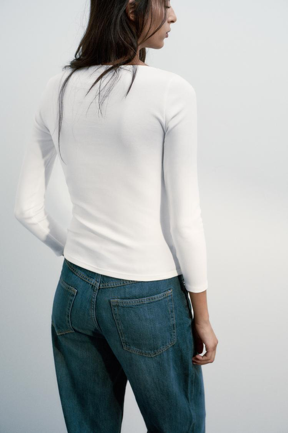 ZARA ФУТБОЛКА С ОБЪЕМНЫМ ЦВЕТКОМ, БЕЛЫЙ