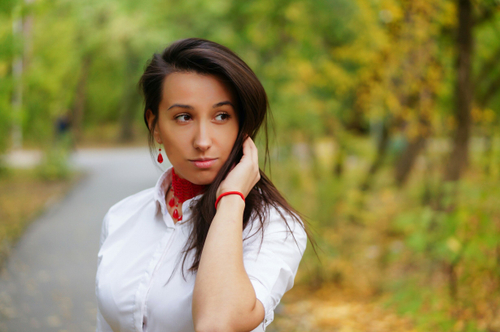 Колье-стойка из бисера "Lady in red"