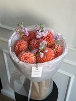Букет из георгин в персиковом оттенке и маттиолы