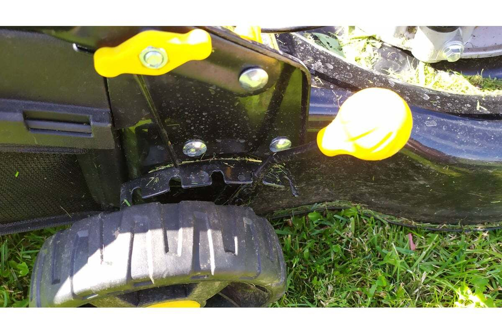 Газонокосилка бензиновая Champion LM4215