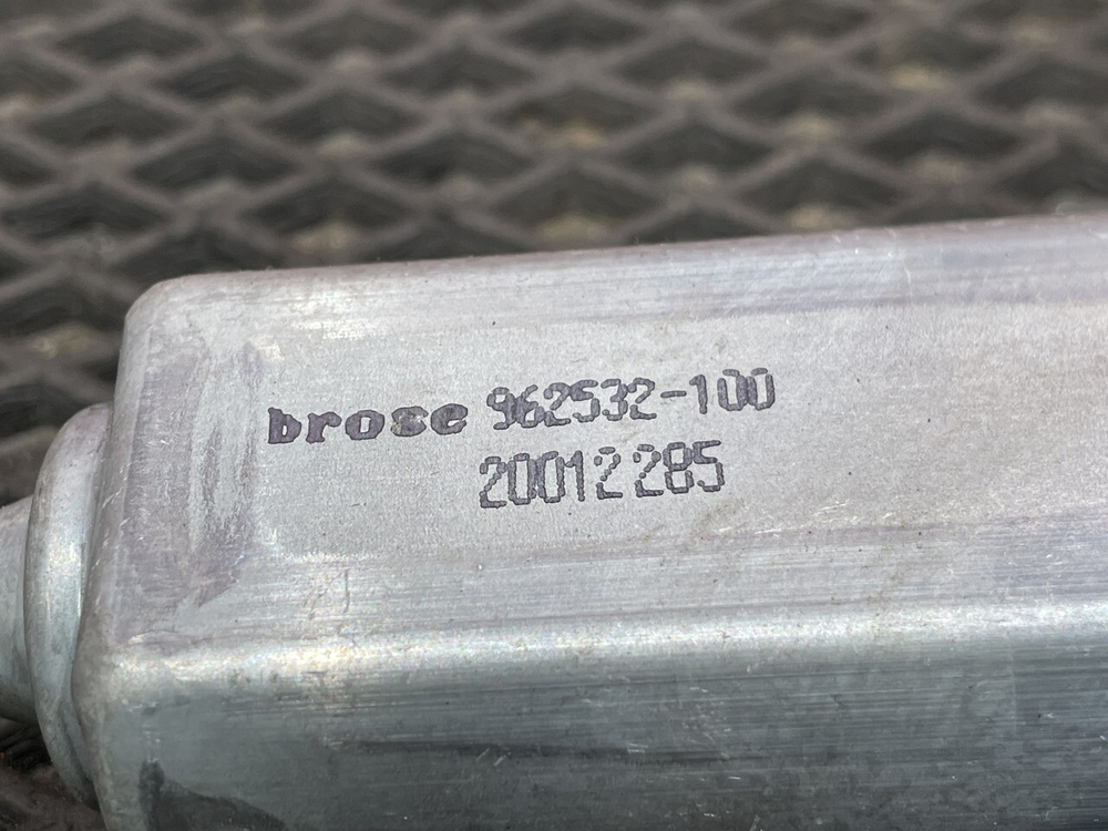 Моторчик стеклоподъемника левый 2023г.