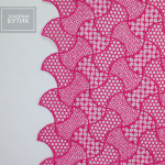 Ярко-розовое макраме с вышивкой крупными цветами