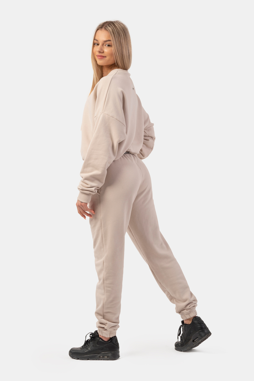 Женские штаны Nebbia Iconic Mid-Waist Sweatpants with elastic “N” waistband 408 Cream