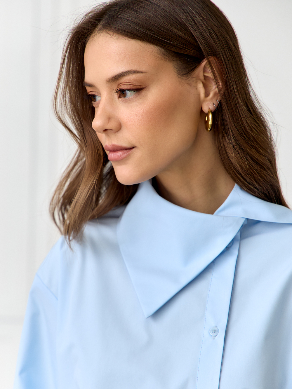 Рубашка с крупным воротником-стойкой