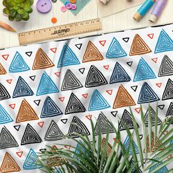 Ткань таффета разноцветные треугольники на белом фоне