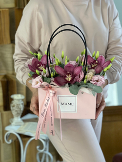 Композиция из орхидеи цимбидиум, лизиантуса и эвкалипта