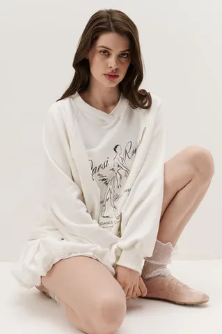Свитшот с V-образным вырезом кремового цвета