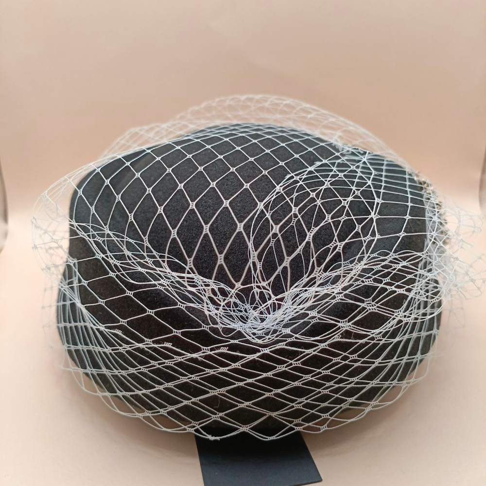 ТАблетка с Вуалью и брошью.