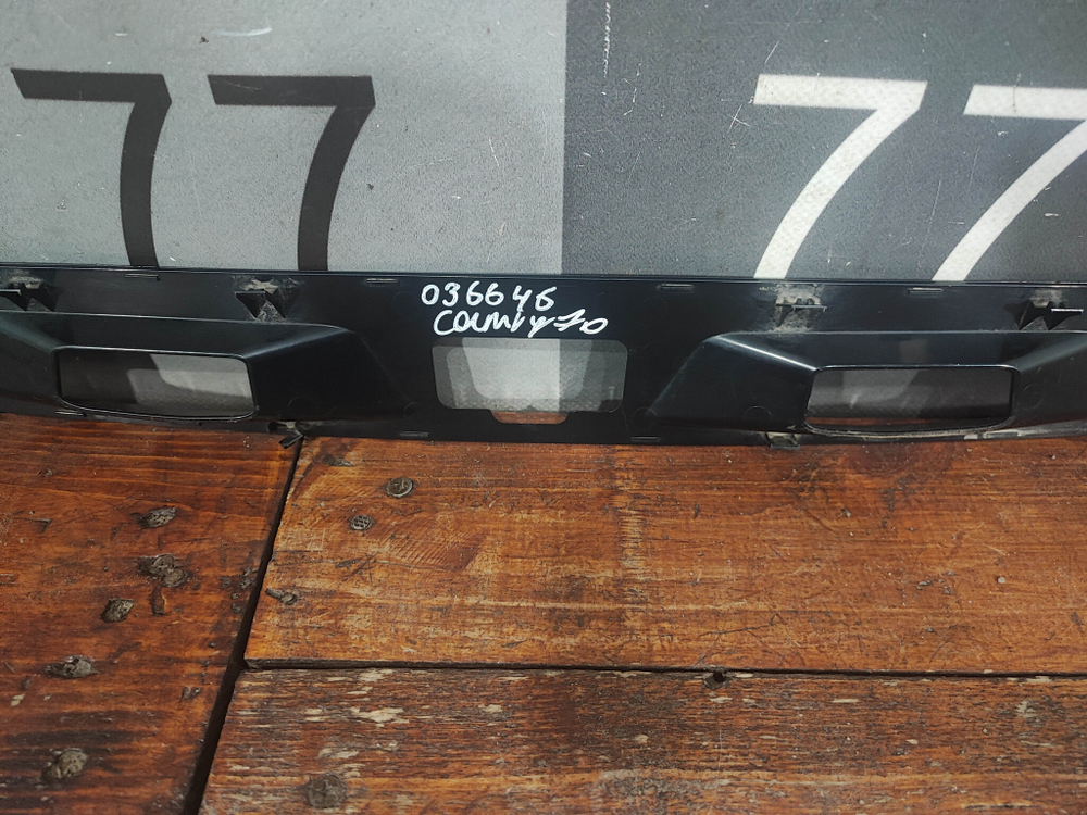 Накладка крышки багажника Toyota Camry (XV70) 17-нв Б/У Оригинал 7681333010