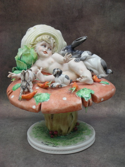 Статуэтка. Фарфор. Малыш с кроликом на мухоморе. Capodimonte. Италия