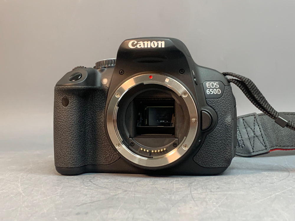 Canon 650D kit 18-55mm IS II 2.200 кадров