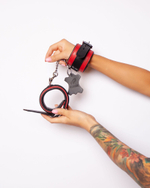 Черно-красные наручники Scandal из натуральной кожи со стальной цепочкой (Цвет: черный)