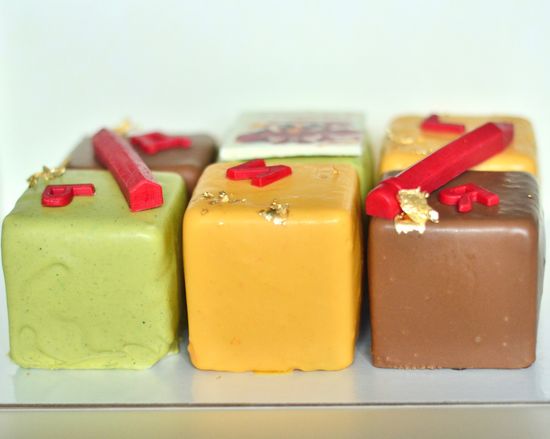 Ассорти муссовых пирожных на День знаний