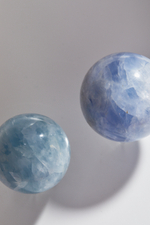 Шар из голубого кальцита