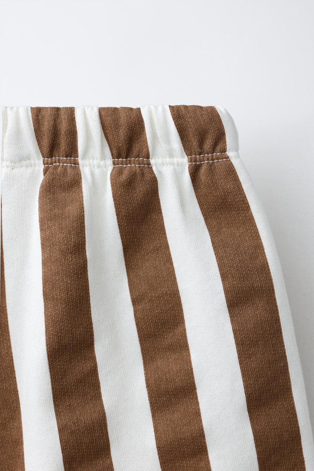 ZARA ШОРТЫ-БЕРМУДЫ ИЗ МЯГКОЙ ТКАНИ В ПОЛОСКУ С ПРИНТОМ MICKEY MOUSE © DISNEY, ЭКРЮ/КОРИЧНЕВЫЙ