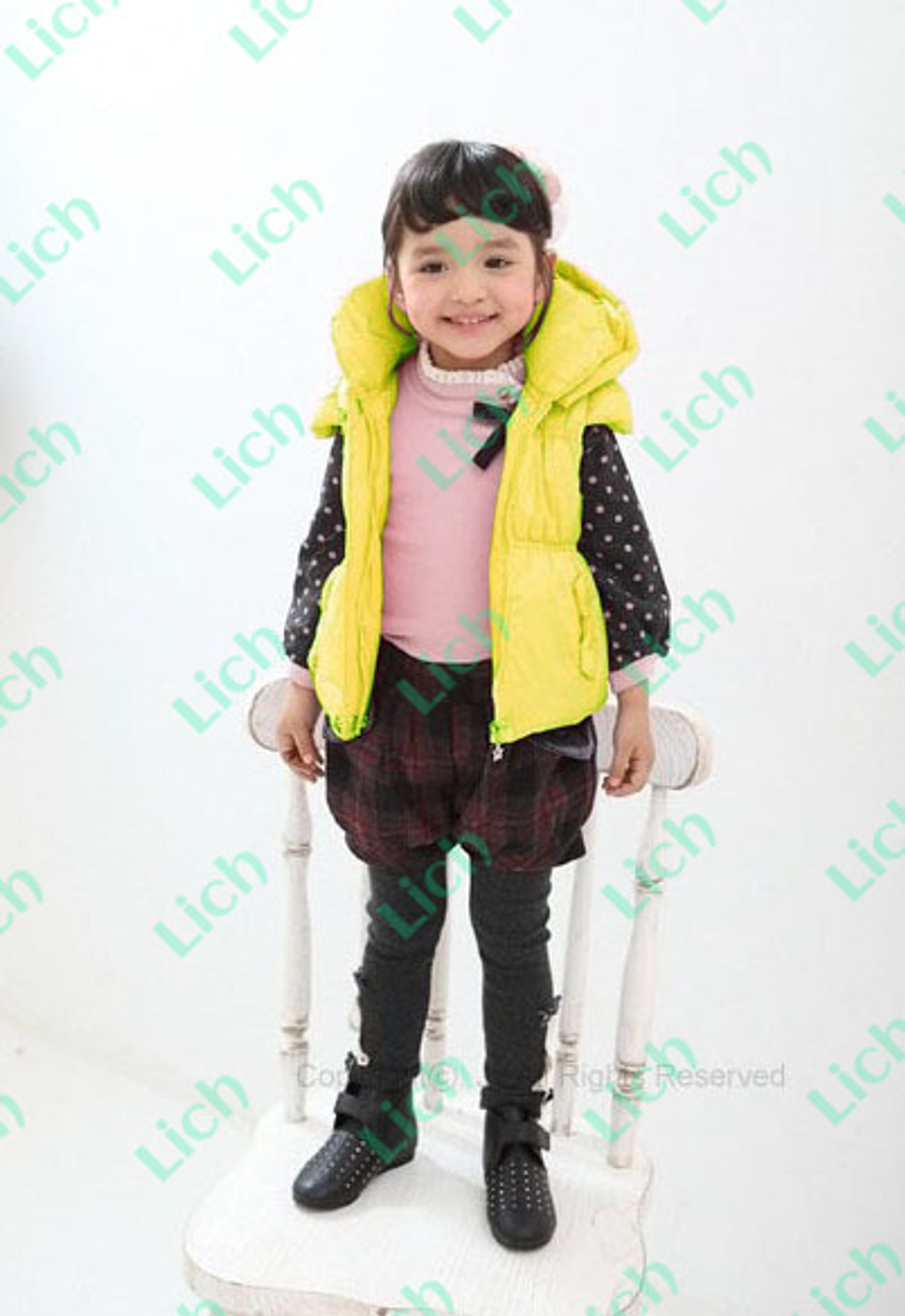 Жилет детский однотонный с капюшоном и бантом на спине