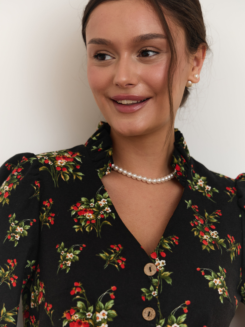 Платье с воротником стойкой