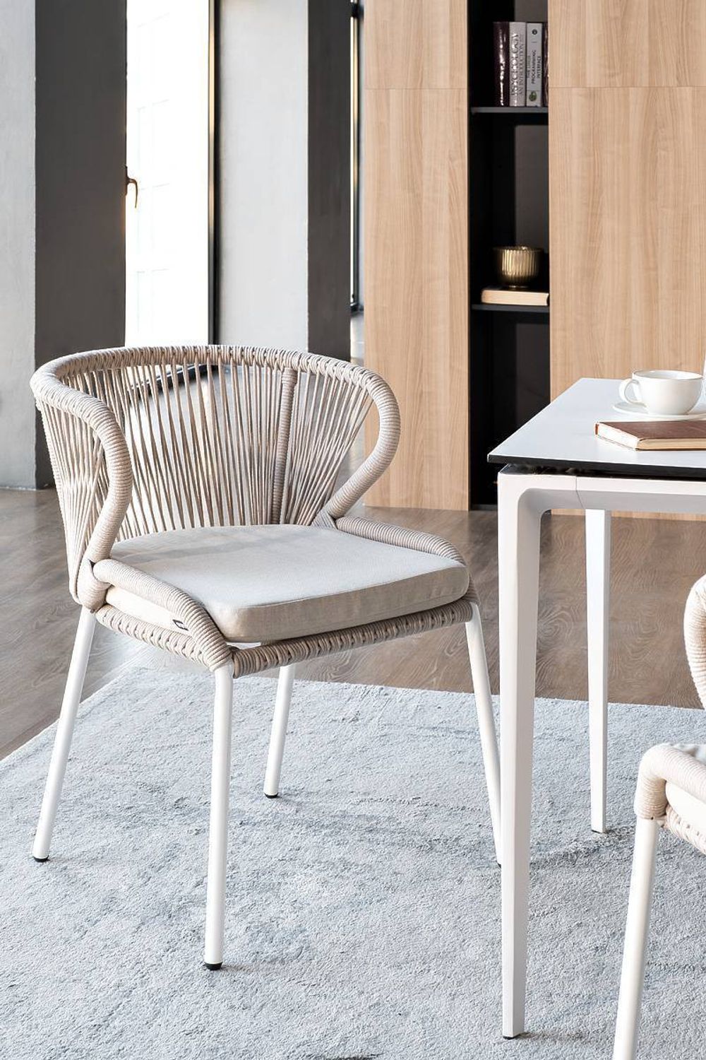 "Малага" обеденная группа на 4 персоны со стульями "Милан", каркас белый, роуп бежевый