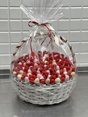 Корзина с ягодами в подарочной упаковке