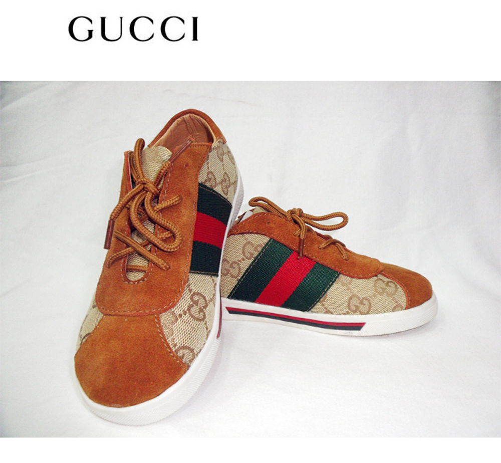 Кроссовки на шнуровке с замшевыми вставками и принтами логотипов