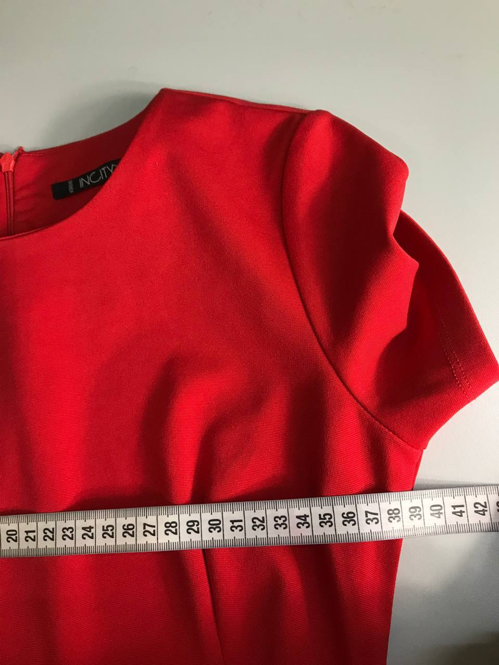 Платье INCITY яркое, с актуальной сейчас баской, для изящного образа 42 размер