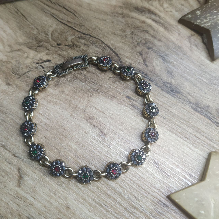 Браслет Vogue Цветочек стразы графитовые зеленые красные металл золотистый на красном бархате