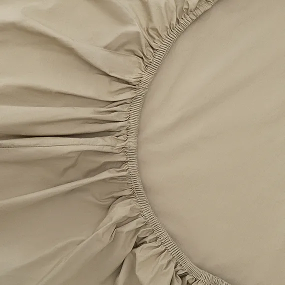 Простыня на резинке из стираного перкаля бежево-серого цвета из коллекции essential, 180х200х30 см