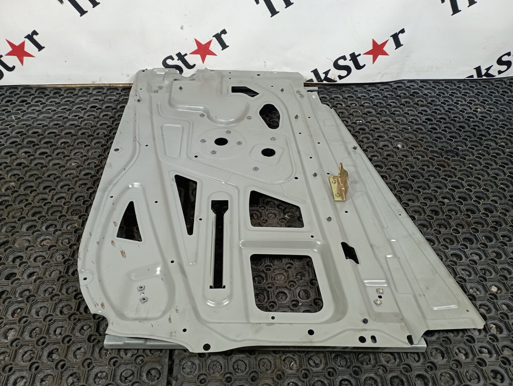 Кронштейн стеклоподъемника правого 2022г.