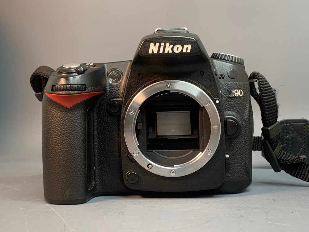 Nikon D90 kit AF-S DX 18-55mm 3.5-5.6G VR 12.000 кадров