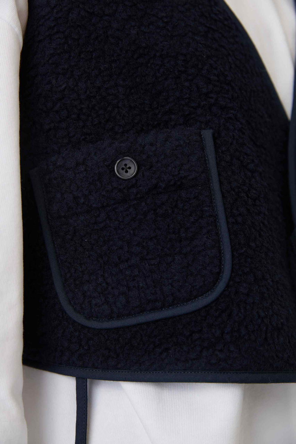 Жилет на двух завязках из синего меха