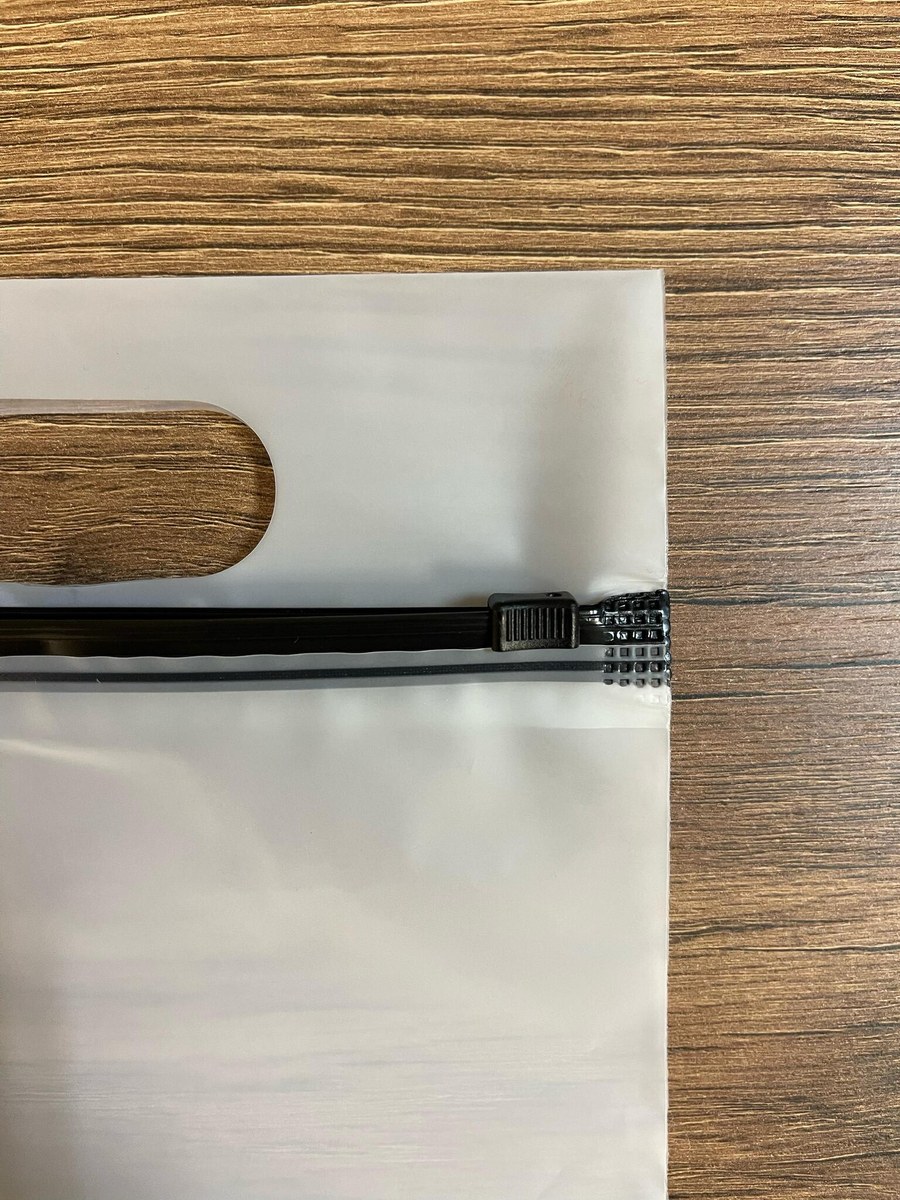 Пакет слайдер с черным бегунком и вырубной ручкой матовый 20*25 см 80 мкм