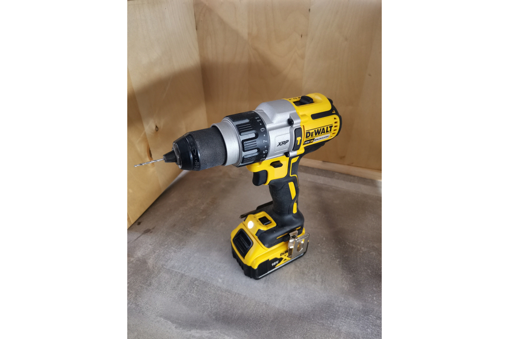 Ударная дрель-шуруповерт DEWALT DCD996NT
