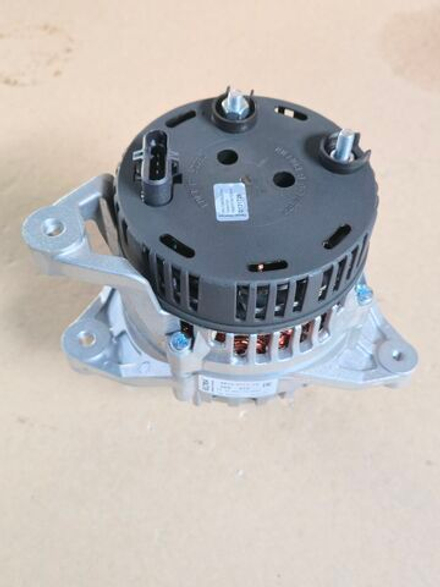 Генератор Маз, Лаз, Урал дв.ЯМЗ ЕВРО-3 поликлиновой шкив, монокронштейн 28В 80А ELTRA