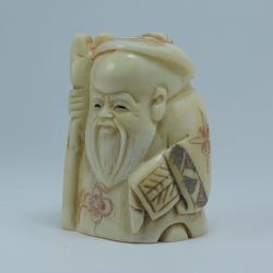 Нэцкэ Шоусин с посохом