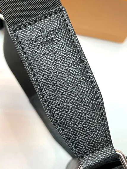 Сумка Louis Vuitton District PM черный