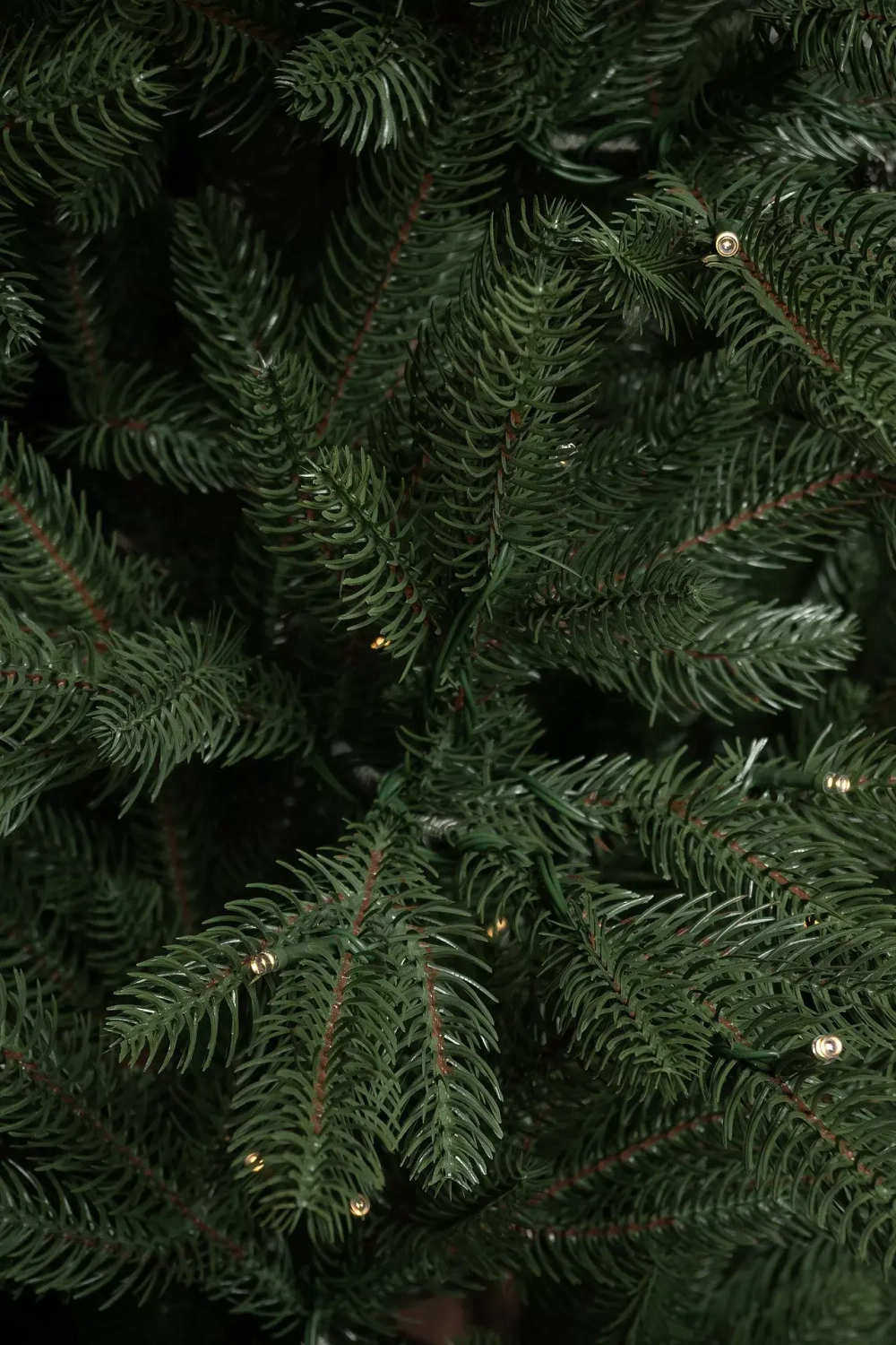 Искусственная елка Никольская 210 см., 100% литая хвоя, 450 теплых белых Led ламп, ЕлкиТорг (68210)