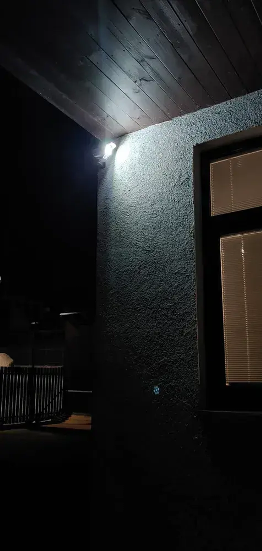 Светильник уличный с датчиком движения / Прожектор светодиодный на солнечной батарее