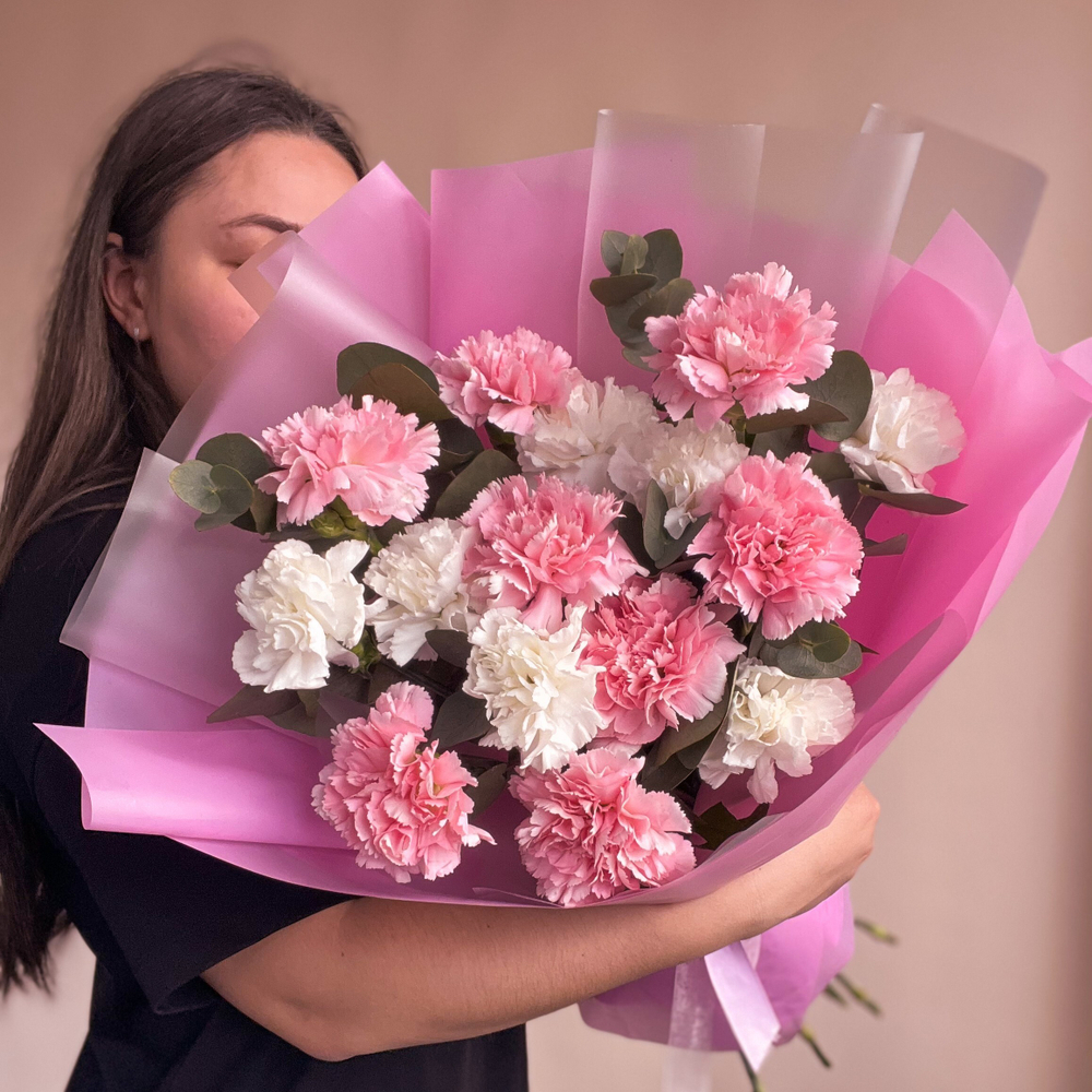 Белые и розовые гвоздики с эвкалиптом 15 шт