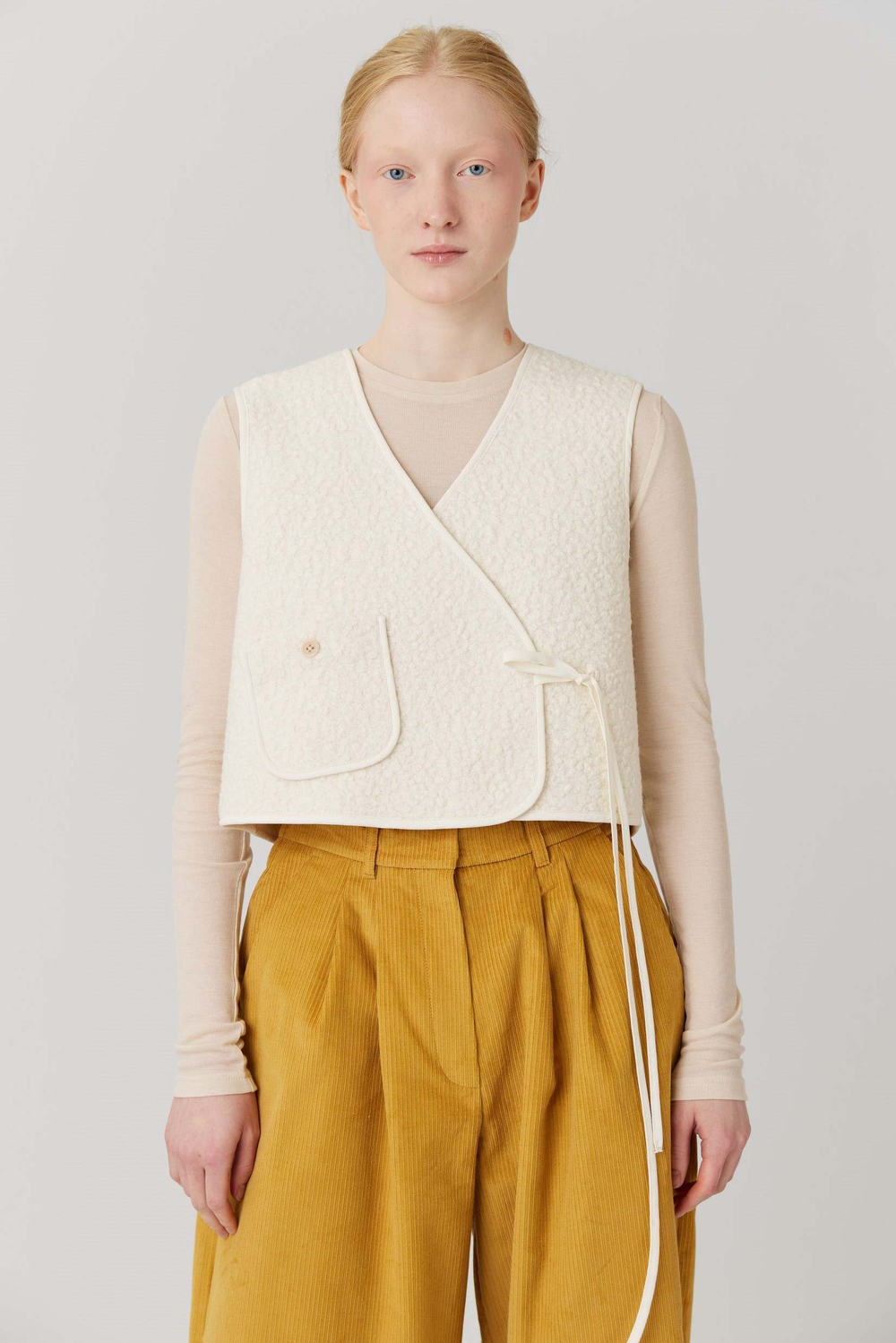 Жилет на двух завязках из молочного букле