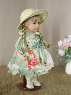 Кукла фарфоровая 12' на подставке