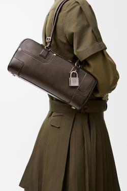 Loewe Укороченная сумка Panta Amazona 31 из блестящей телячьей кожи, темно-коричневый