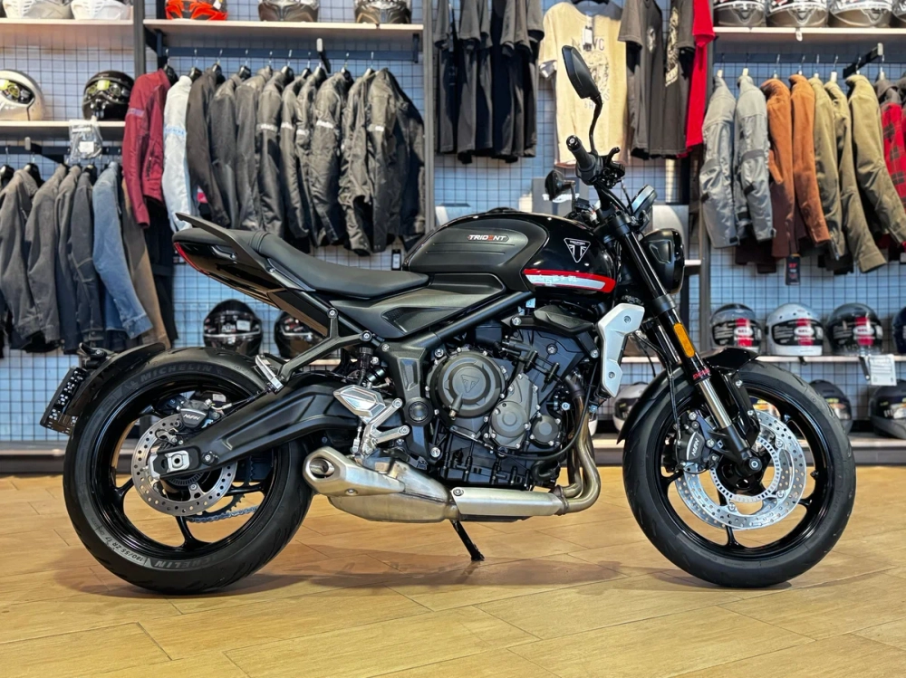 Triumph Trident 660, 2021 черный глянцевый