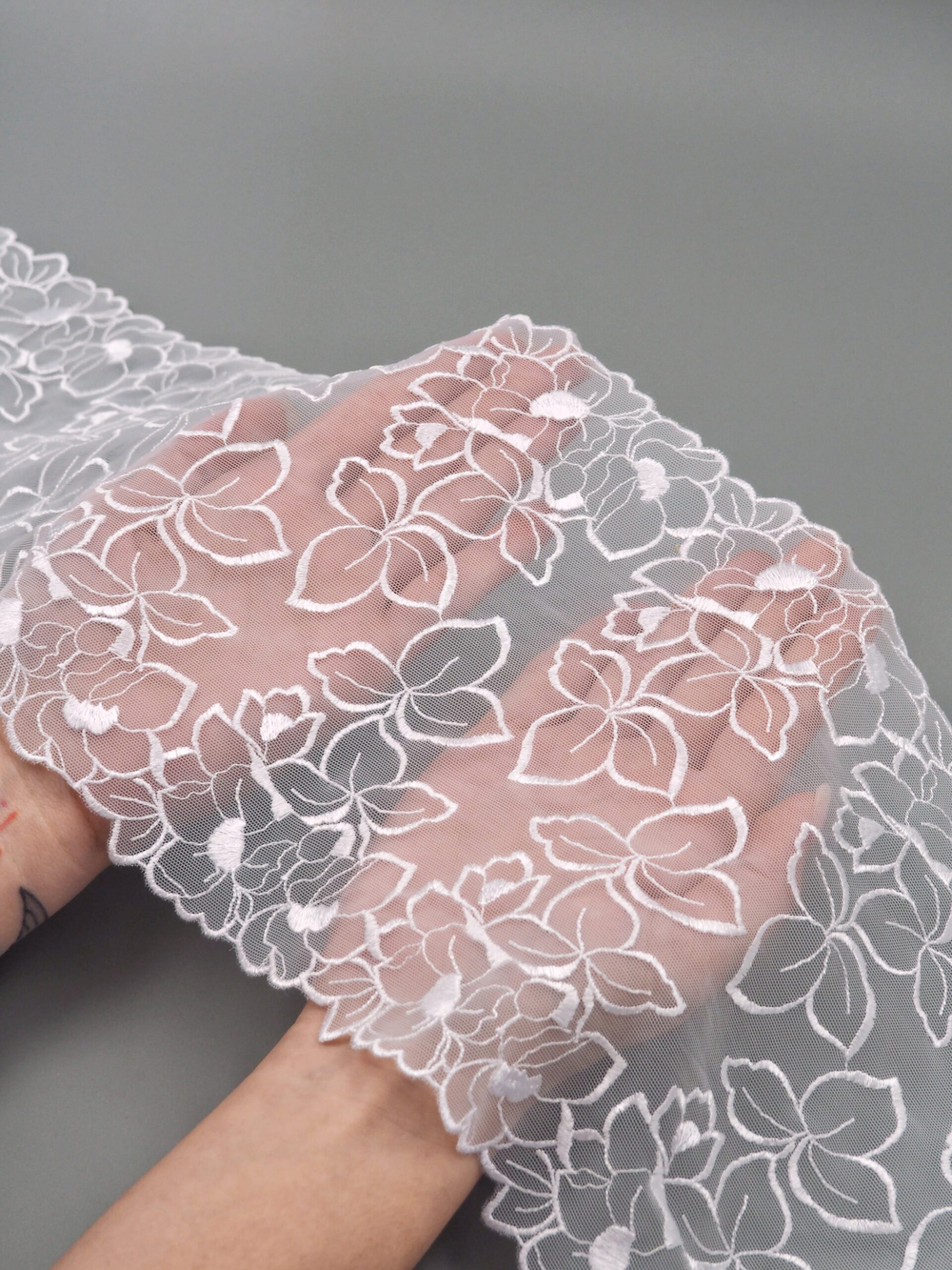 Вышивка на сетке жемчужно-белая эластичная ширина 18,5 см ОТРЕЗЫ