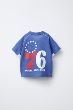 ZARA ФУТБОЛКА С ПРИНТОМ 76EARS NBA ©, СИНИЙ